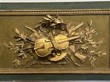 une plaque en or représentant un violon, accrochée au mur