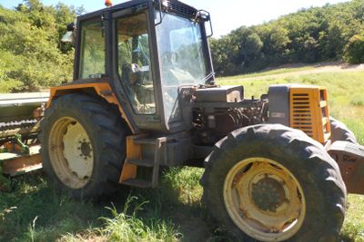 un tracteur qui est garé dans l'herbe