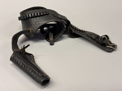 Holster pour revolver et couteau Bowie.