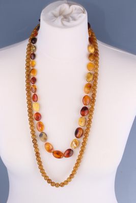 gros plan d'un mannequin portant un collier