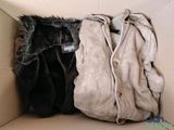 deux vestes dans une boîte en carton : l'une est noire et l'autre est marron