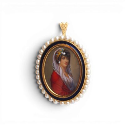 portrait d'une femme en robe rouge, portant un voile blanc et un collier de perles