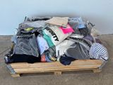 une pile de vêtements posée sur une palette en bois
