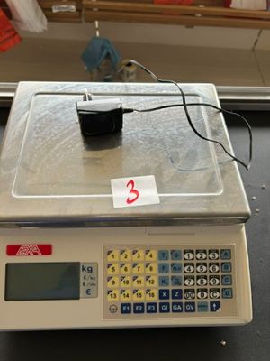 une image représentant une balance posée sur une table dans un laboratoire