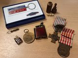 une boîte de médailles et un porte-clés posés sur une table