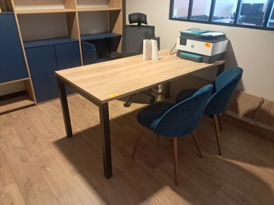 un bureau sur lequel se trouvent deux chaises et une imprimante