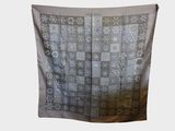 une image représentant une couette blanche et bleue ornée d'un motif