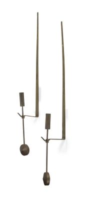 deux bougies accrochées au mur
