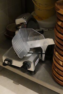 une pile d'assiettes et une trancheuse dans une cuisine
