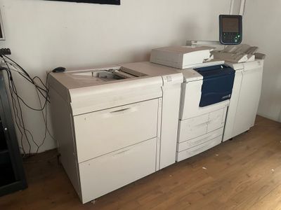 un lave-linge et un sèche-linge blancs dans une pièce