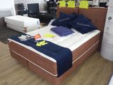 un lit sur lequel sont posés de nombreux oreillers