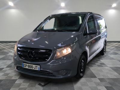 la camionnette grise est garée sur un sol en damier dans le garage
