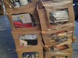 une pile de boîtes empilées les unes sur les autres