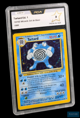 un gros plan d'une carte à collectionner Pokémon dans un étui en plastique