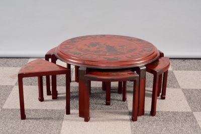 quatre tabourets et une table posés sur un sol à carreaux