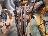 un petit chariot muni d'un tuyau, dans un entrepôt