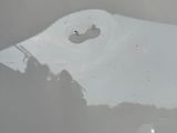 un oiseau qui se tient dans l'eau, dont le reflet se voit à la surface de l'eau