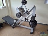 une machine qui se trouve dans une salle de sport
