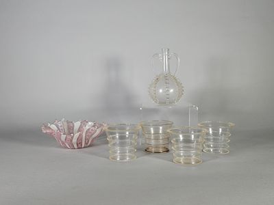 Lot de verrerie comprenant une coupe feuille en verre à décor a fili r