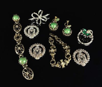 Réunion de bijoux en métaux divers ornés de strass ou de ver…