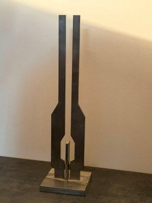 la lampe se trouve sur la table, à côté de la lampe qui est sur la table