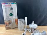une boîte contenant un mixeur et un mixeur posé sur une table