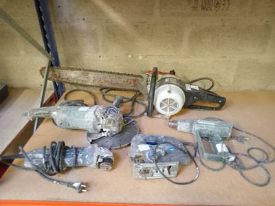 a lot of tools that are sitting on a table