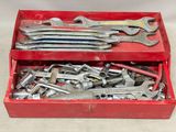 une boîte à outils rouge remplie de clés et d'autres outils
