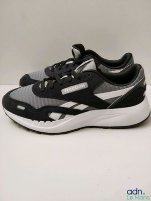 un gros plan sur une paire de baskets noires et blanches
