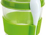 un gobelet en plastique contenant une cuillère et un gobelet en plastique contenant une cuillère