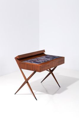 une image d'une petite table en bois avec un plateau en verre