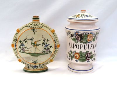 deux vases placés l'un à côté de l'autre sur une table