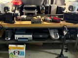 une table sur laquelle sont posés de nombreux appareils électroniques