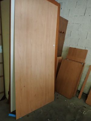 plusieurs pièces de bois sont empilées dans une pièce