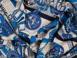 un gros plan sur une écharpe bleue et blanche ornée d'un motif