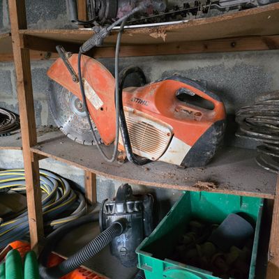 une étagère sur laquelle sont posés tout un tas d'outils