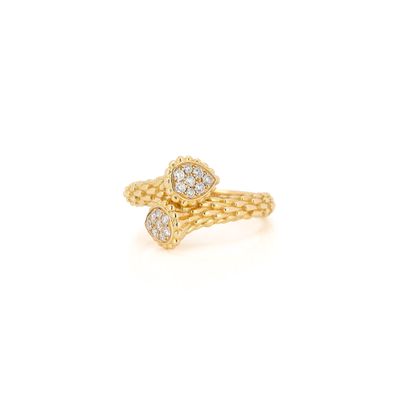 Gros plan sur une bague en or ornée de diamants