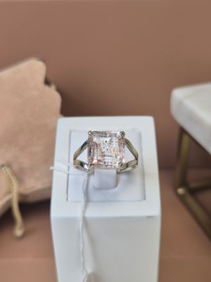 une bague posée sur une boîte blanche
