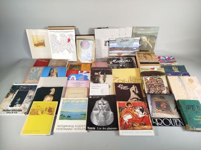 plusieurs livres sont empilés sur une table