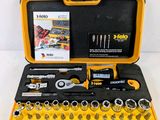 La trousse à outils se trouve dans une mallette jaune qui contient des outils.