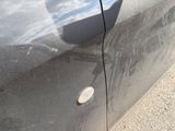 un gros plan sur la poignée de porte d'une voiture sur laquelle est collé un autocollant