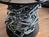 une table sur laquelle sont posées des chaînes