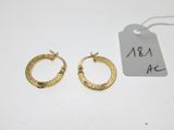 une paire de boucles d'oreilles créoles en or ornées de chiffres romains