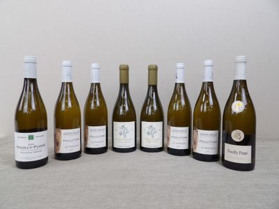 six bouteilles de vin sont alignées sur une table