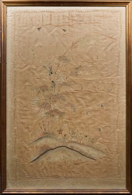 VIETNAM. Panneau en soie écrue brodé de bambous, d'oiseaux, …
