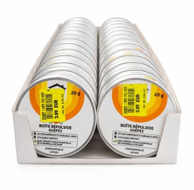 quatre pots de colle blanche dans une boîte en carton sur fond blanc