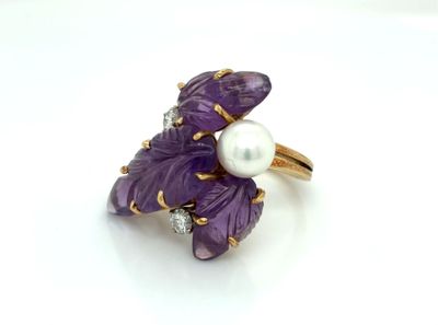 an image of a close up of a ring with a pearl on it