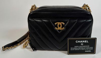 Sac à bandoulière Chanel en cuir matelassé noir avec finitions dorées