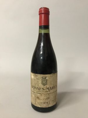 la bouteille de vin est posée sur la table, prête à être consommée
