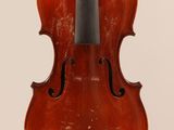 un vieux violon avec un archet accroché à son dos